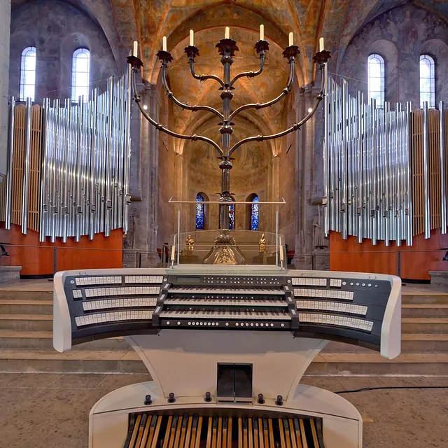 Blick in Richtung Hoher Chor miot Chororgel im Braunschweiger Dom