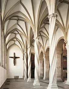 Blick ins nördliche Seitenschiff des Braunschweiger Doms mit Imervard-Kreuz