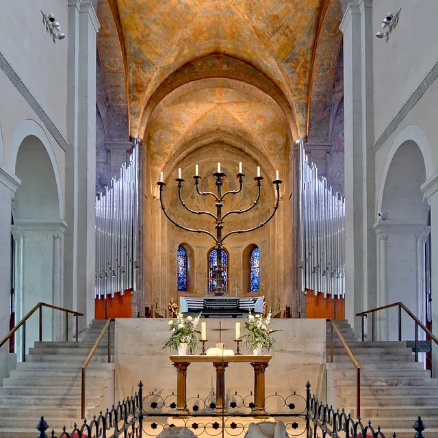 Blick in Richtung Hoher Chor des Braunschweiger Doms mit Marienaltar, Siebenarmigen Leuchter und Chororgel