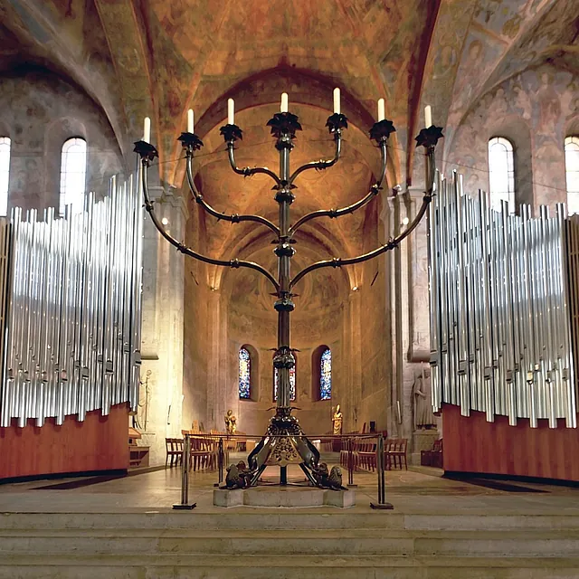 Blick in den Hohen Chor des Braunschweiger Doms mit Siebenarmigen Leuchter und Chororgel