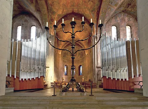 Blick in den Hohen Chor des Braunschweiger Doms mit Siebenarmigen Leuchter und Chororgel