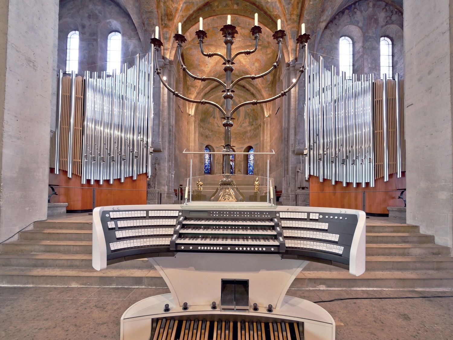 Blick in Richtung Hoher Chor miot Chororgel im Braunschweiger Dom
