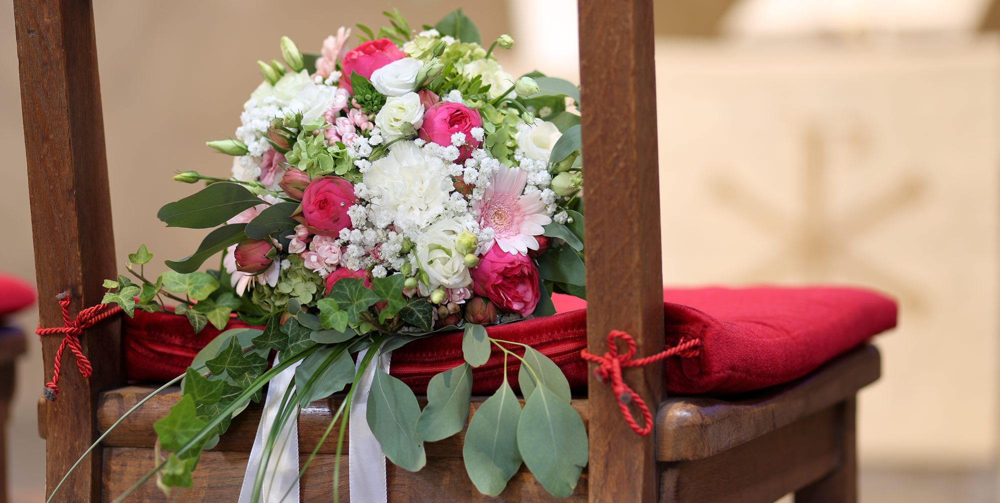 Blumenstrauß auf Hochzeitstuhl